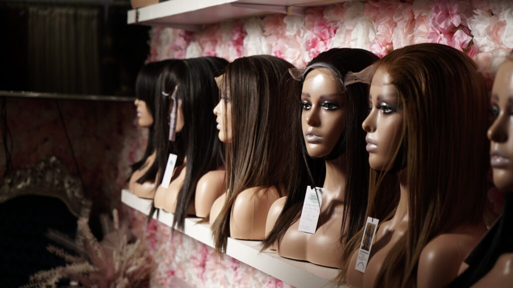 Perücken auf Modellköpfen im Salon Hairqueen030
