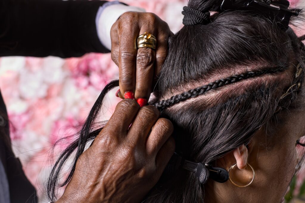 Cornrows werden sauber abgeteilt und geflochten