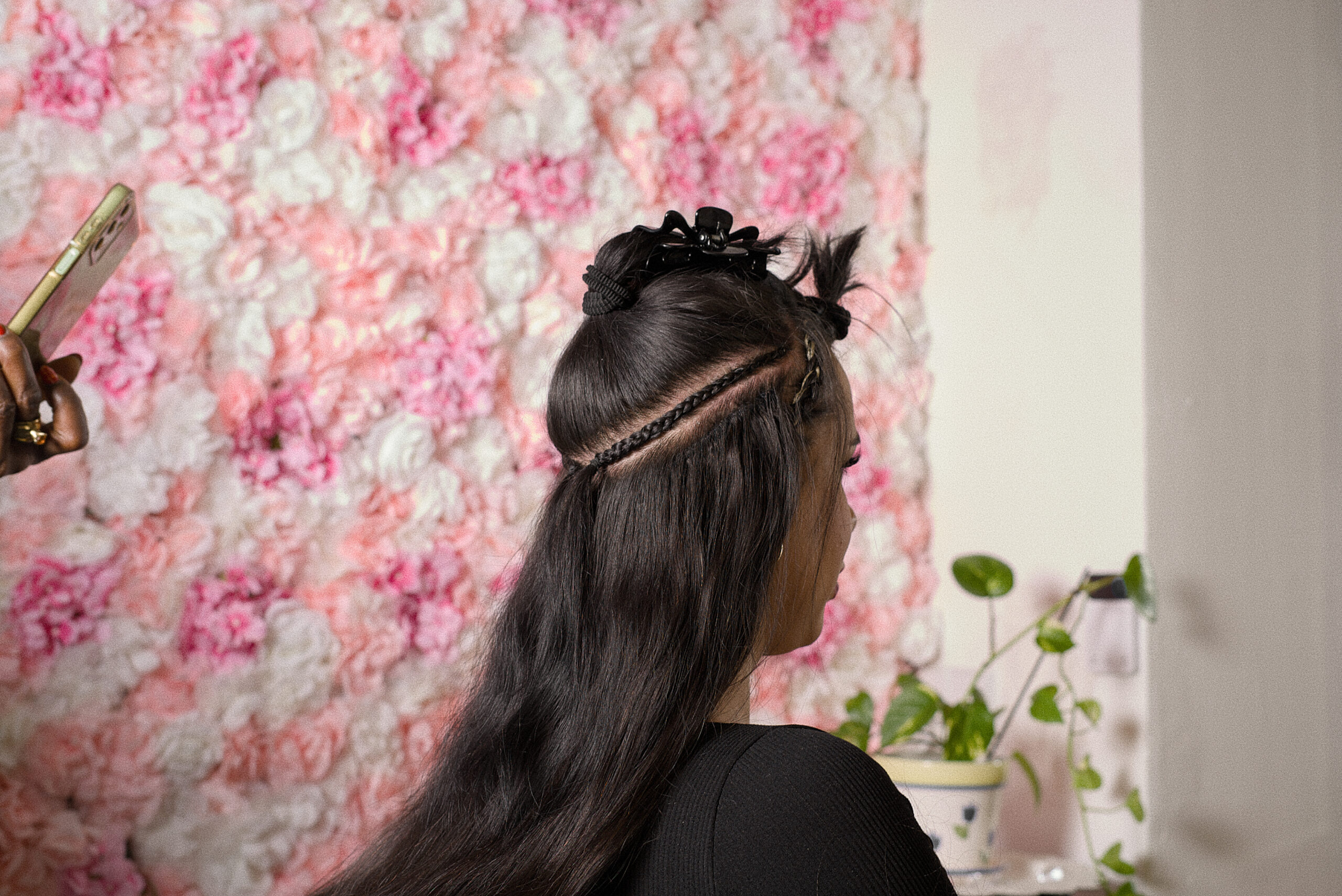Cornrow-Basis mit eingenähten Tressen beim Weaving