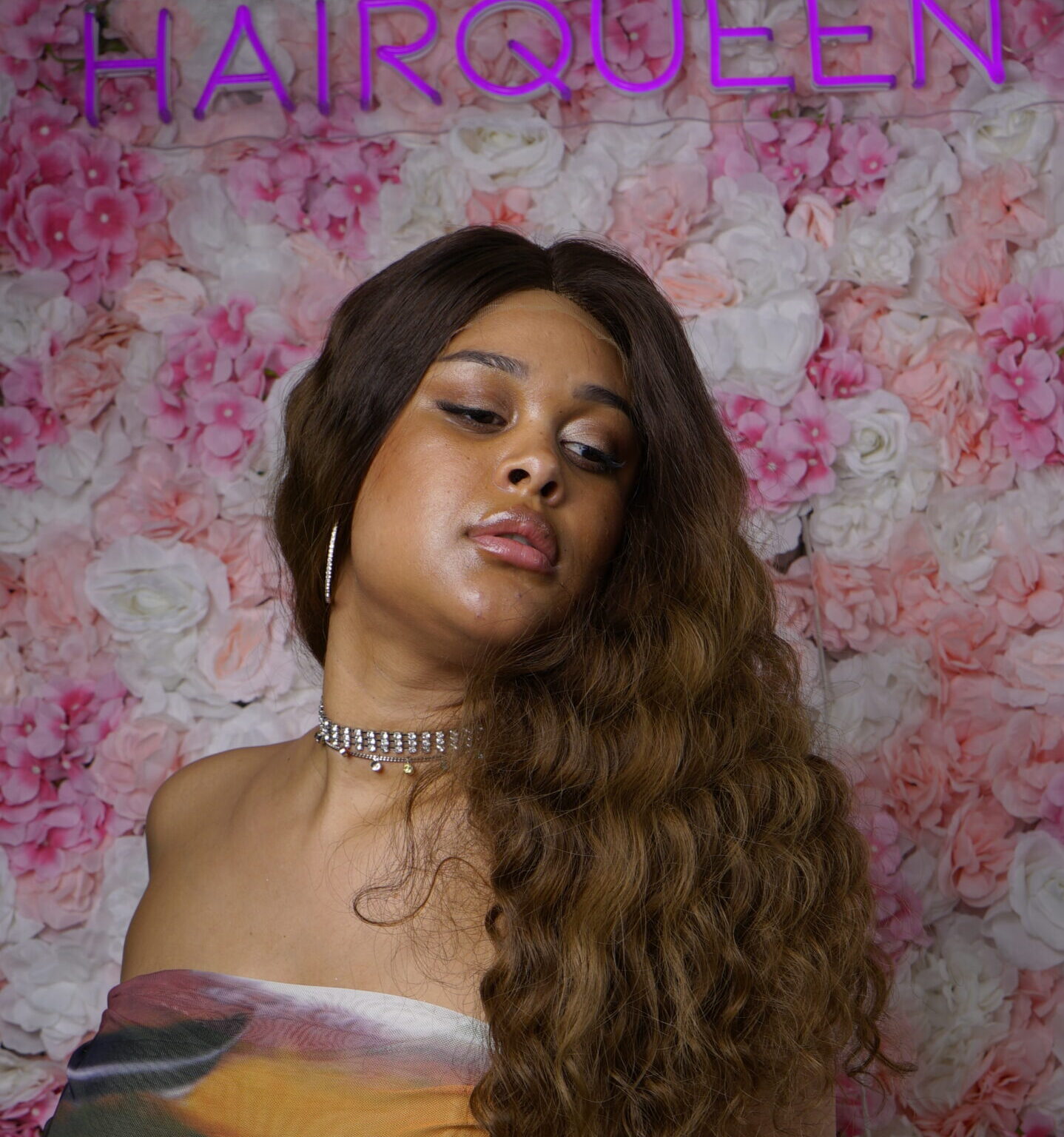 Braune gewellte Perücke bei Hairqueen030