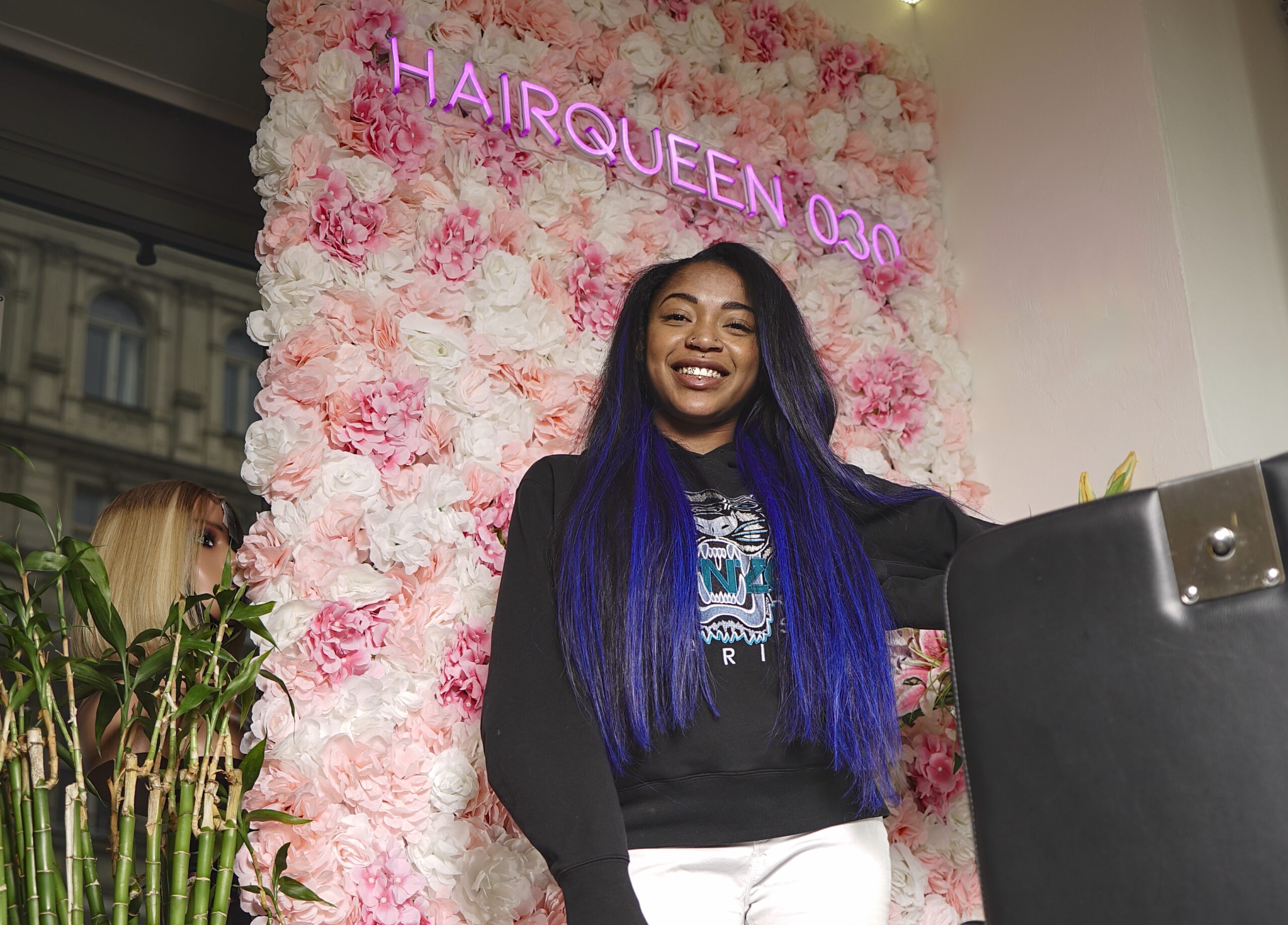 Frau mit langen farbigen Zöpfen im Salon Hairqueen030